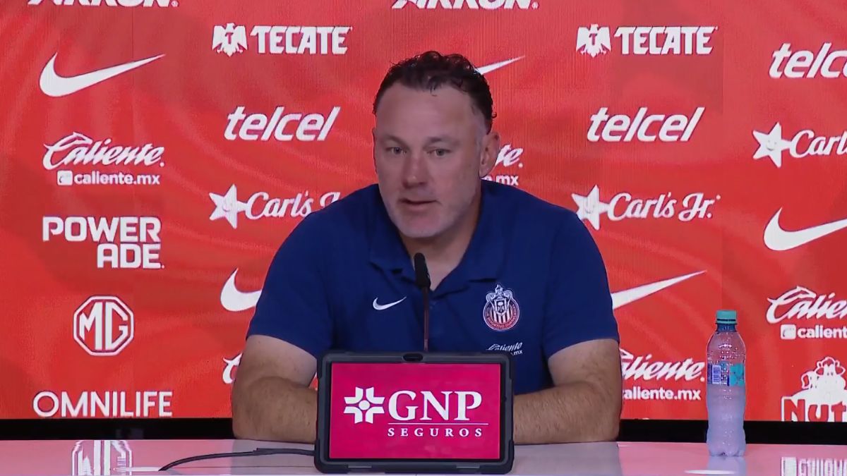 Gabriel Milito exige cabeza fría en Chivas para encarar el Clásico Nacional.