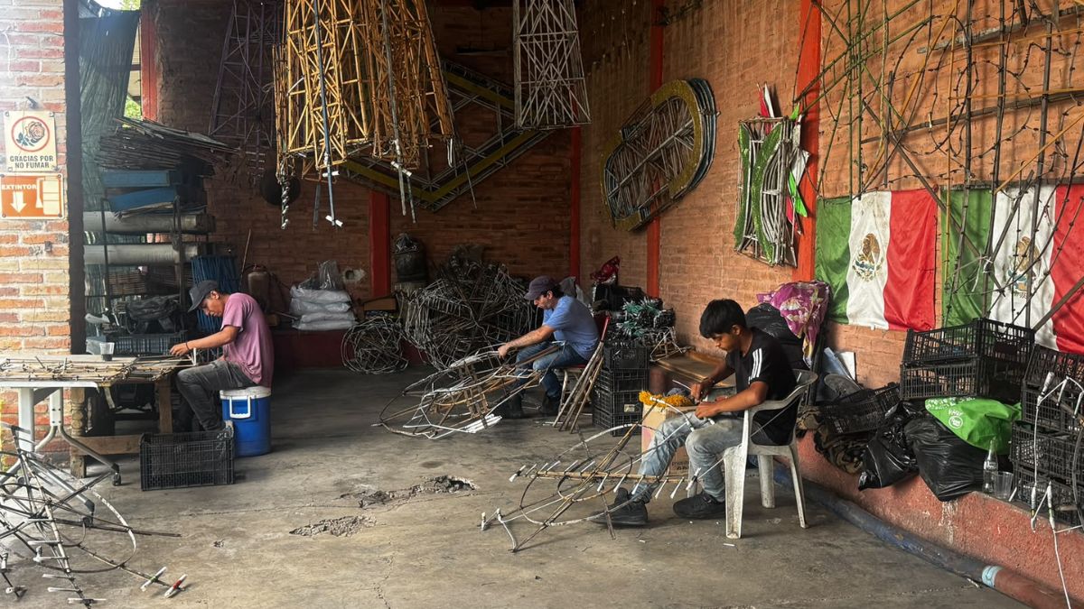 Cinco generaciones de la familia Zamora han mantenido la tradición de los castillos de pirotecnia en Jalisco.