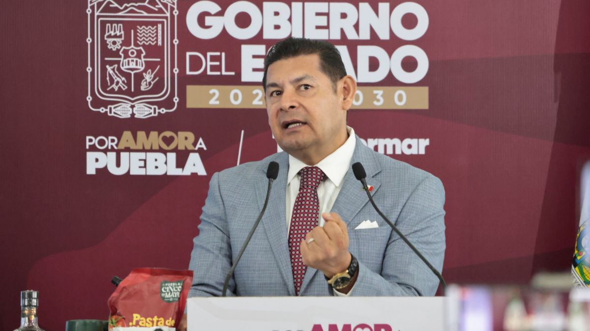 El gobernador Alejandro Armenta Mier encabezó la reunión de trabajo con los padres de Hugo Alejandro Hernández Tello y la rectora de la BUAP