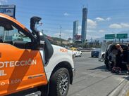 Un hombre fue atendido por Protección Civil tras ser atropellado en el cruce de dos importantes avenidas de Monterrey.