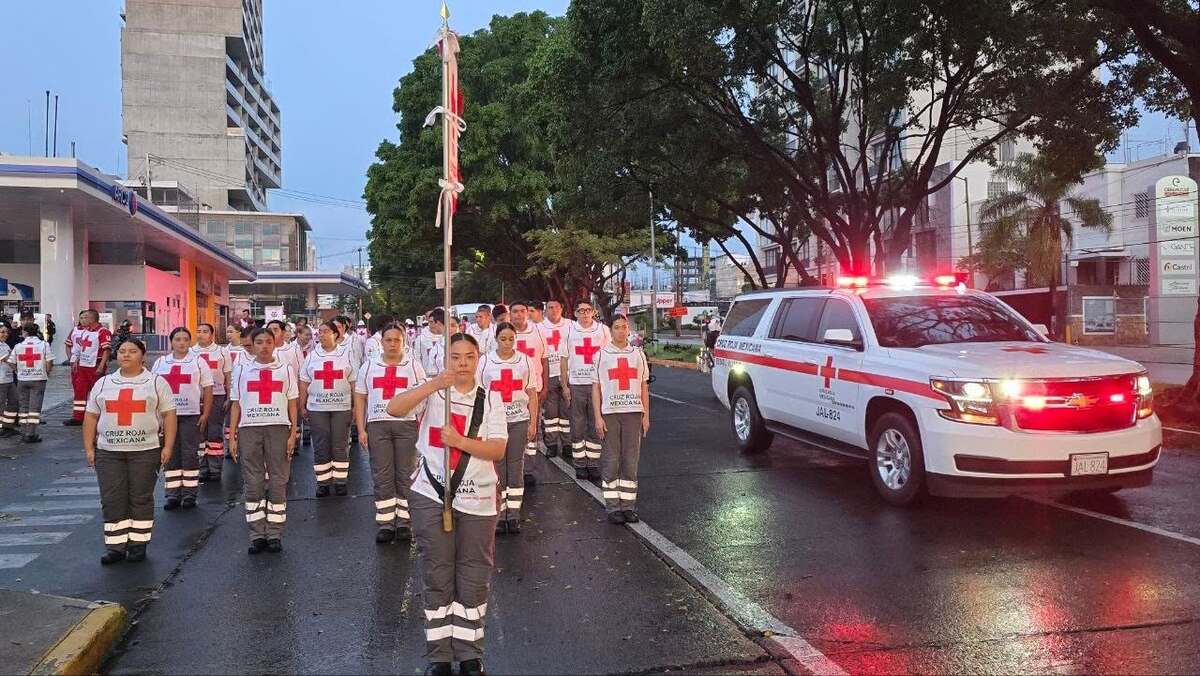 Integrantes de la Cruz Roja en el desfile cívico de Jalisco. | Cruz Roja Jalisco