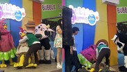 Los invitados del festejo se quedaron con la idea de que la situación era parte del show.