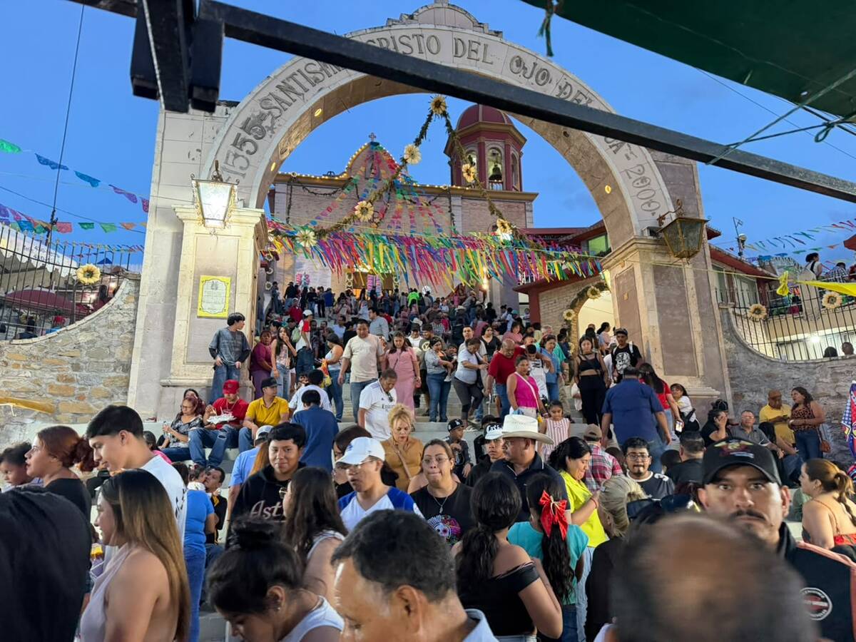 Matlachines, juegos y puestos de comida acompañaron a las familias durante los festejos en la zona.