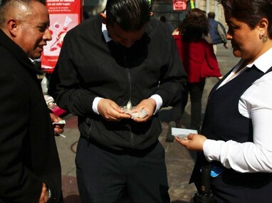 Los pagos extraordinarios por trabajar en días de descanso obligatorio están establecidos en el Art. 75 de la Ley Federal del Trabajo.