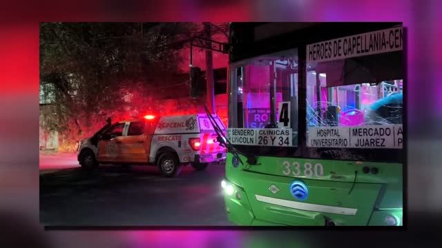 Tres pasajeros resultan lesionados tras fuerte choque en el centro de Monterrey