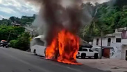 ¡Pérdida total! Camión de personal se quema por completo en Puerto Vallarta