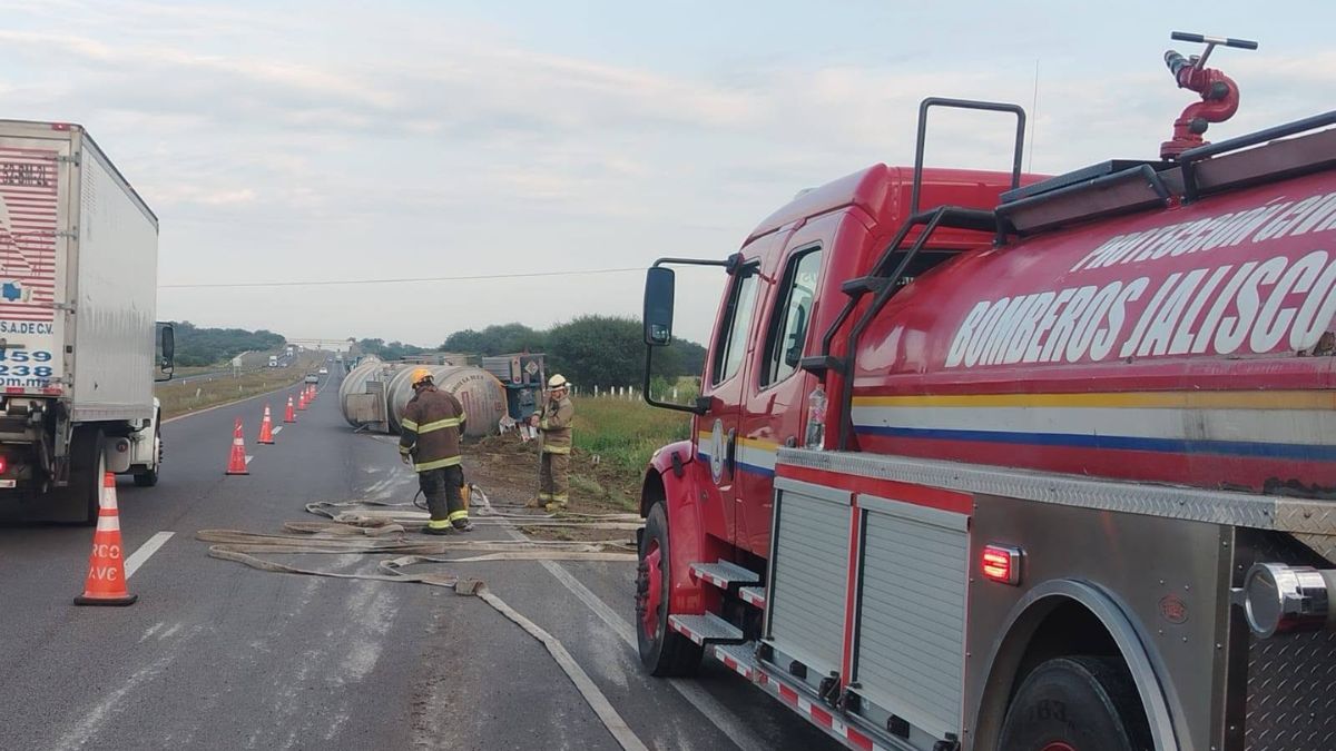 Pipa con 67 mil litros de gasolina sufre aparatosa volcadura sobre la carretera Jalisco a León. | PCYB Jalisco.