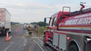 Pipa con 67 mil litros de gasolina sufre aparatosa volcadura sobre la carretera Jalisco a León. | PCYB Jalisco.
