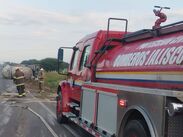 Pipa con 67 mil litros de gasolina sufre aparatosa volcadura sobre la carretera Jalisco a León. | PCYB Jalisco.