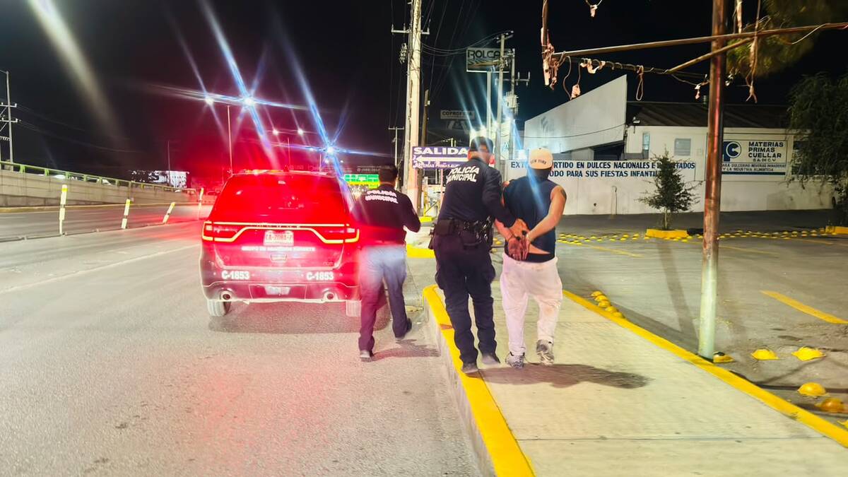 El reporte ciudadano permitió que policías municipales interceptaran al automovilista en la vialidad.