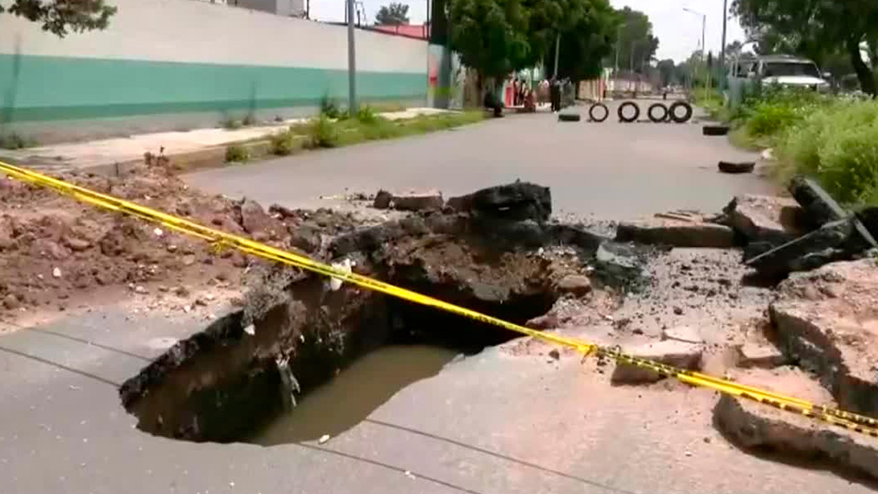 Socavón con aguas negras amenaza a alumnos de dos escuelas en Ecatepec