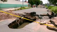 Socavón con aguas negras amenaza a alumnos de dos escuelas en Ecatepec