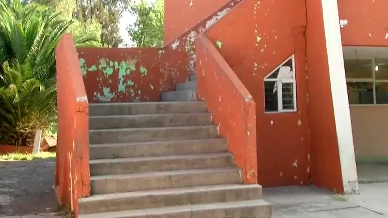 Socavón y daños estructurales ponen en riesgo a alumnos de primaria en Ecatepec