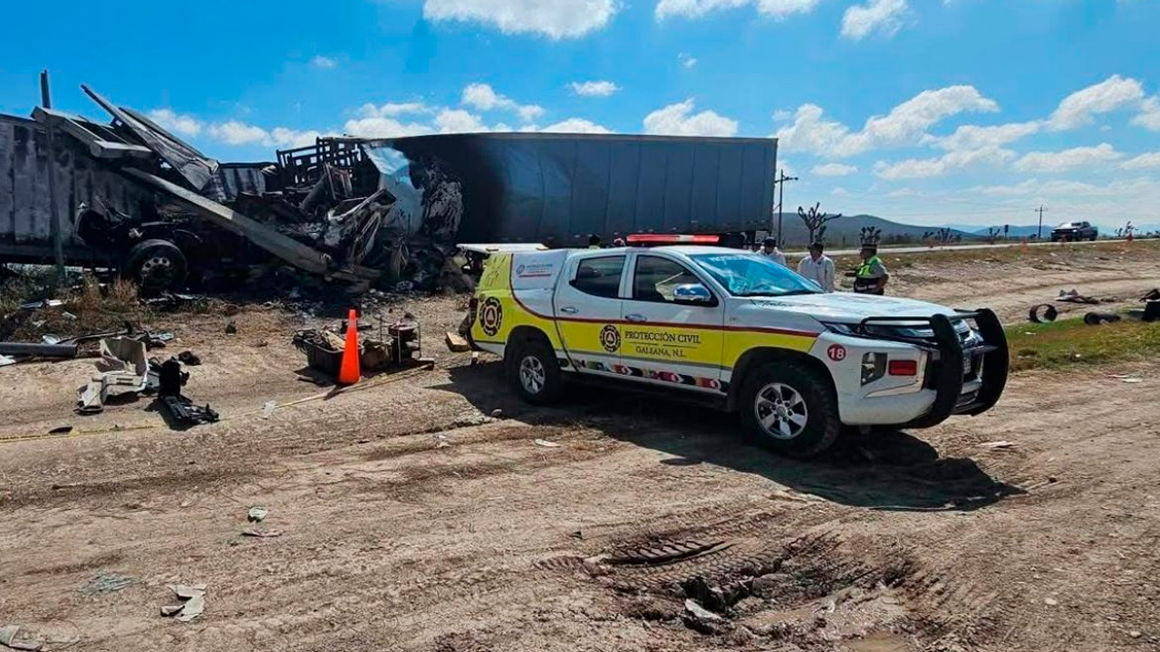 Tractocamión se incendia tras choque y deja una persona sin vida en Galeana