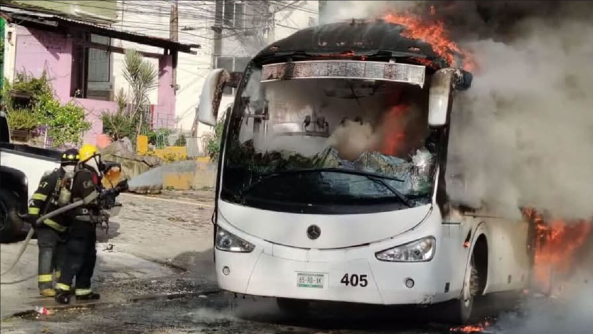 La unidad fue consumida totalmente por las llamas. | Protección Civil de Puerto Vallarta