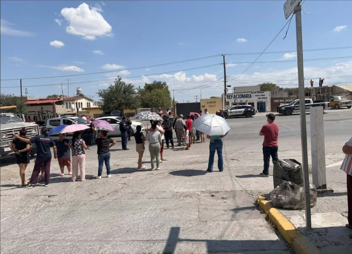 Vecinos utilizaron pancartas y consignas para expresar su inconformidad durante la protesta.