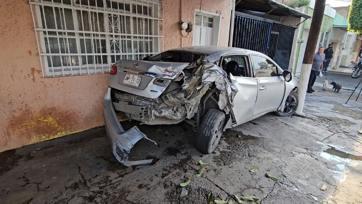 Los vehículos impactados por la patrulla de la Policía de Jalisco fueron un Nissan March y un Sentra