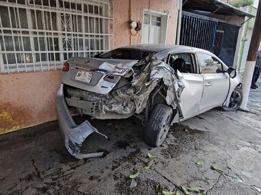 Los vehículos impactados por la patrulla de la Policía de Jalisco fueron un Nissan March y un Sentra