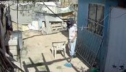 Al verse descubierto por el sistema de alerta, el hombre huyó corriendo del lugar.