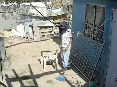 Al verse descubierto por el sistema de alerta, el hombre huyó corriendo del lugar.