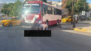 La víctima, que se desplazaba ayudándose de un bastón, fue embestida por un camión rojo de la ruta Chapala cuando la unidad dio vuelta a la izquierda.