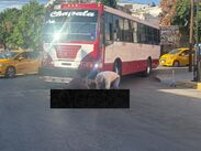 La víctima, que se desplazaba ayudándose de un bastón, fue embestida por un camión rojo de la ruta Chapala cuando la unidad dio vuelta a la izquierda.