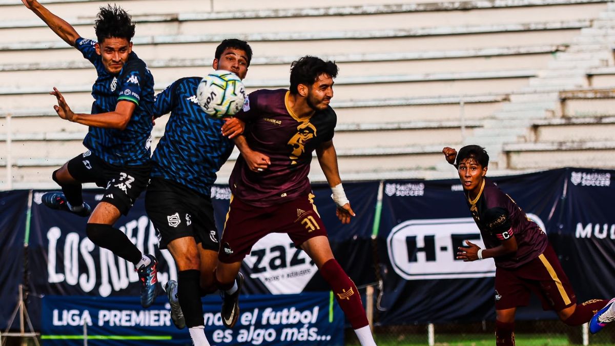 Acción del duelo disputado en la cancha del Estadio Olímpico entre la Tribu sampetrina y el conjunto Coyote.