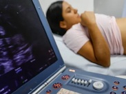 Alicia gestó para ayudar a pareja española, pero la ley la obliga a asumir la maternidad