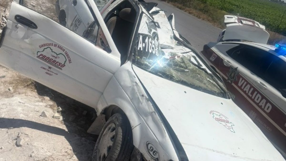 El automóvil transitaba de sur a norte cuando su tripulante perdió el control, invadió el carril contrario y chocó contra un montón de tierra.
