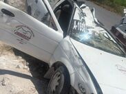 El automóvil transitaba de sur a norte cuando su tripulante perdió el control, invadió el carril contrario y chocó contra un montón de tierra.