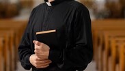 Autoridades buscan una condena ejemplar contra un sacerdote señalado por presuntamente incapacitar y agredir a cuatro mujeres.