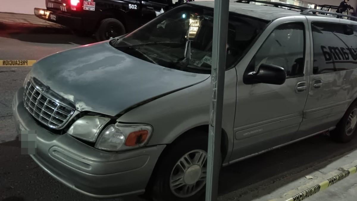 Las autoridades observaron una camioneta Chevrolet tipo Venture en estado de abandono