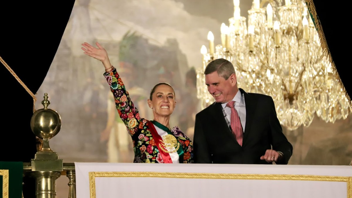 Claudia Sheinbaum sale al balcón de Palacio Nacional y da el Grito de Independencia.