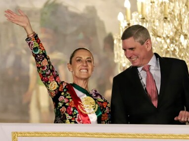 Claudia Sheinbaum sale al balcón de Palacio Nacional y da el Grito de Independencia.
