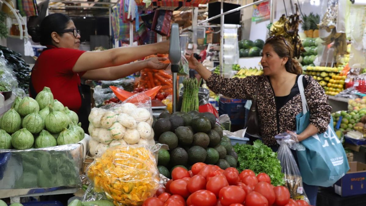 Compradores recorren los pasillos de los mercados en Puebla para adquirir los insumos necesarios