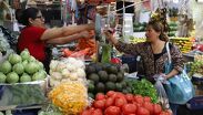 Compradores recorren los pasillos de los mercados en Puebla para adquirir los insumos necesarios