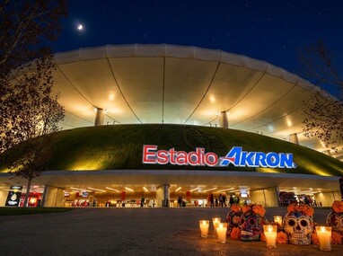 El Estadio Akron será el escenario del primer Festival de Día de Muertos en Guadalajara. | Imagen modificada con inteligencia artificial