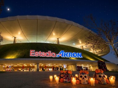 El Estadio Akron será el escenario del primer Festival de Día de Muertos en Guadalajara. | Imagen modificada con inteligencia artificial