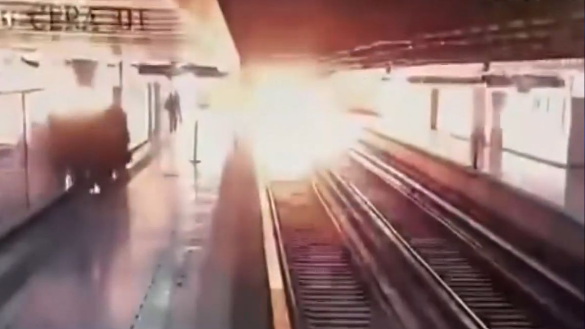 Así fue el momento exacto en el que un cortocircuito provocó incendio en Línea 1 del Metro CdMx.