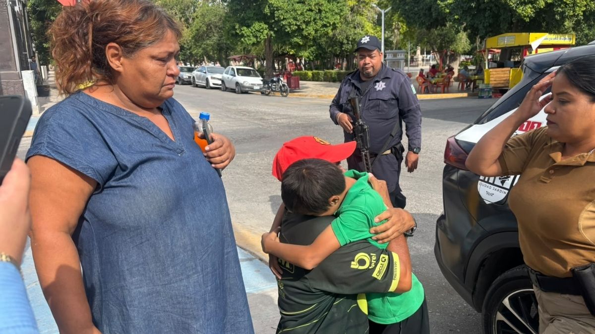 Fernando fue localizado caminando descalzo, con una playera verde sobre el bulevar Miguel Alemán.