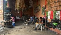 Cinco generaciones de la familia Zamora han mantenido la tradición de los castillos de pirotecnia en Jalisco.