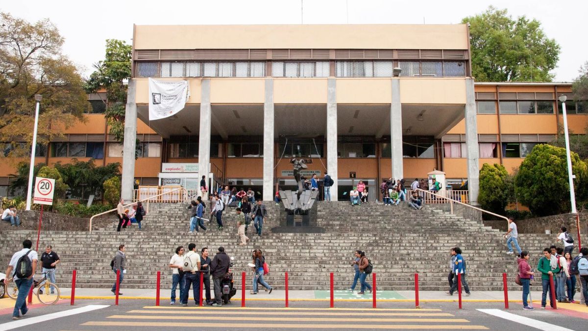 Lara Tacoronte, hermana de joven asesinada en Morelos, expone feminicidios previos en UAEM.