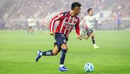 Desde su llegada decidió tomar el número 10 de las Chivas para demostrar de lo que está hecho