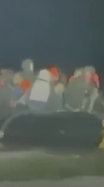 Migrantes tratan de cruzar el Canal de la Mancha de Francia a Reino Unido