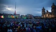 Miles de personas se reúnen el Zócalo CdMx para celebrar el Grito de Independencia.