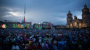 Miles de personas se reúnen el Zócalo CdMx para celebrar el Grito de Independencia.