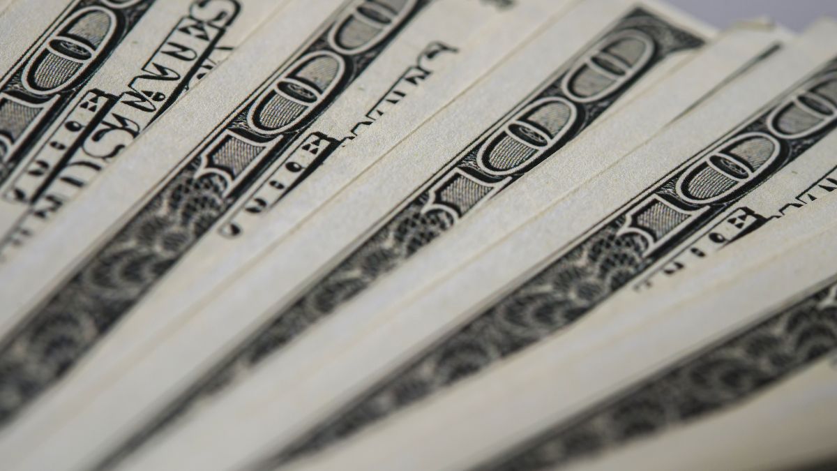 El precio de compra y venta del dólar varía dependiendo el banco.