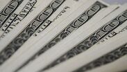 El precio de compra y venta del dólar varía dependiendo el banco.