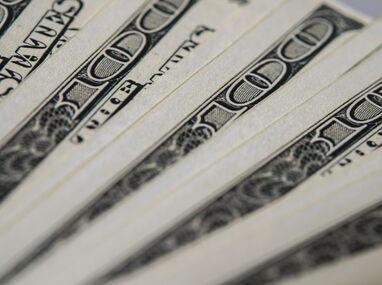El precio de compra y venta del dólar varía dependiendo el banco.