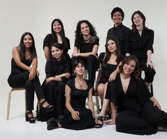 Una promoción laboral y una cena con cinco invitadas inesperadas dan vida a 'Brindo por Ellas'